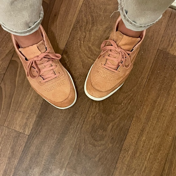 Reeboks - Picture 2 of 4